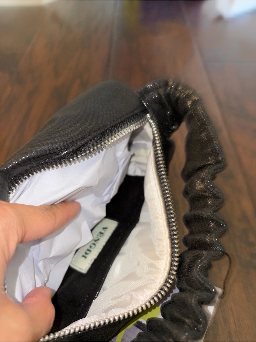 Vengdi Black Scrunch-Handle Mini Crossbody Pouch